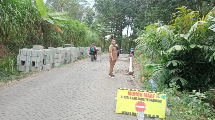 Jalan Rusak Sumber–Ledokombo Mulai Diperbaiki, DPUPR Gunakan Paving