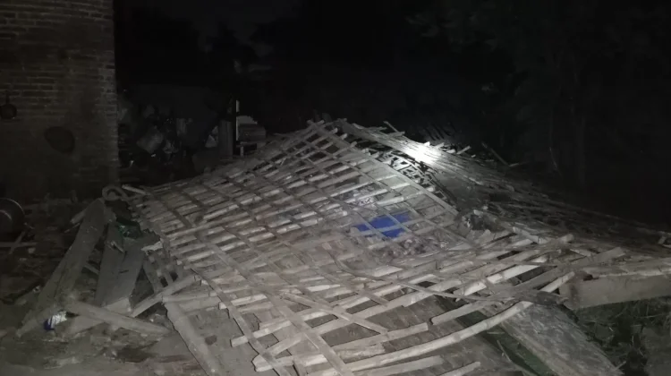 Rumah Warga Wonorejo Roboh Dihantam Angin Kencang