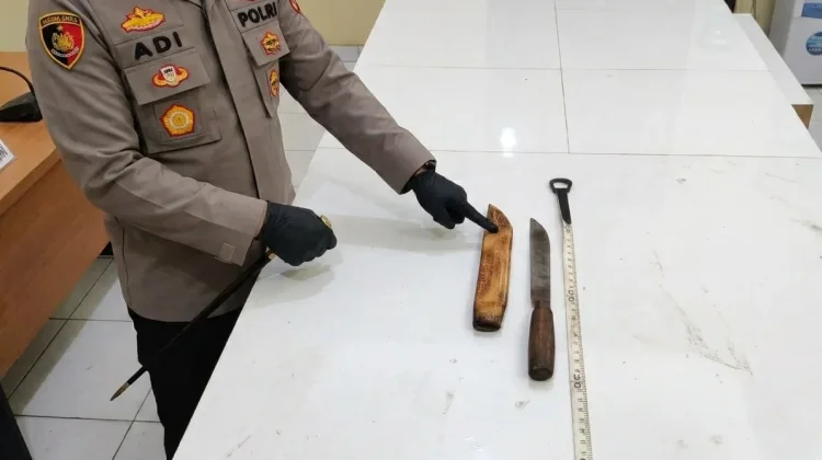 Nongkrong di Warkop Bawa Pisau 35 Cm, Pemuda Gedangan Malang Diamankan Polisi