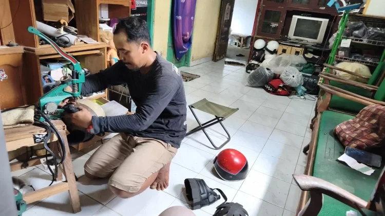Dari Hobi Jadi Rezeki, Warga Blitar Tekuni Bisnis Restorasi Helm Jadul