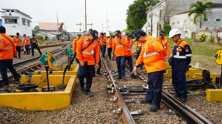 KAI Daop 8 Perkuat Budaya Keselamatan dengan Cek Lintas Jalan Kaki