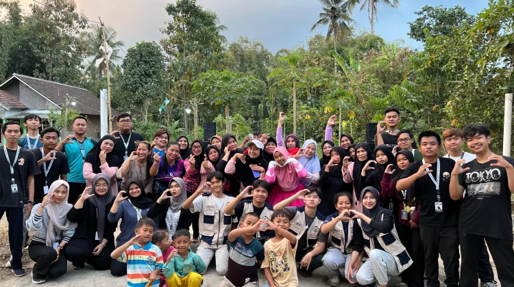 Mahasiswa UM Inisiasi Senam Sehat, Warga Berkomitmen Lanjutkan Program