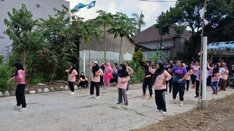 Mahasiswa UM Inisiasi Senam Sehat, Warga Berkomitmen Lanjutkan Program