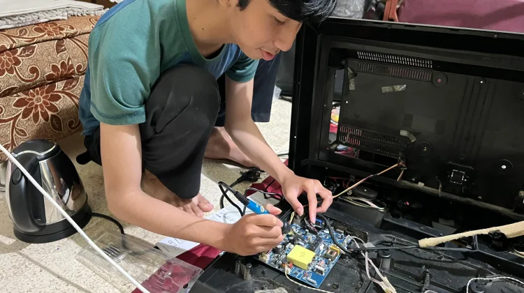 Program Servis Elektronik Mahasiswa UM Dukung Kinerja Kantor Desa Sumberpasir