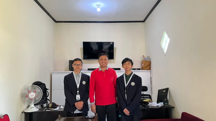 Program Servis Elektronik Mahasiswa UM Dukung Kinerja Kantor Desa Sumberpasir