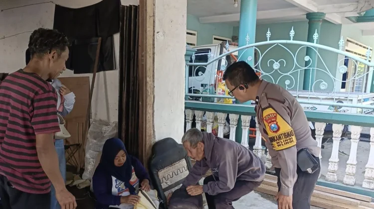 Respons Cepat Polisi 110 Bantu Lansia Terlantar di Wlingi Blitar