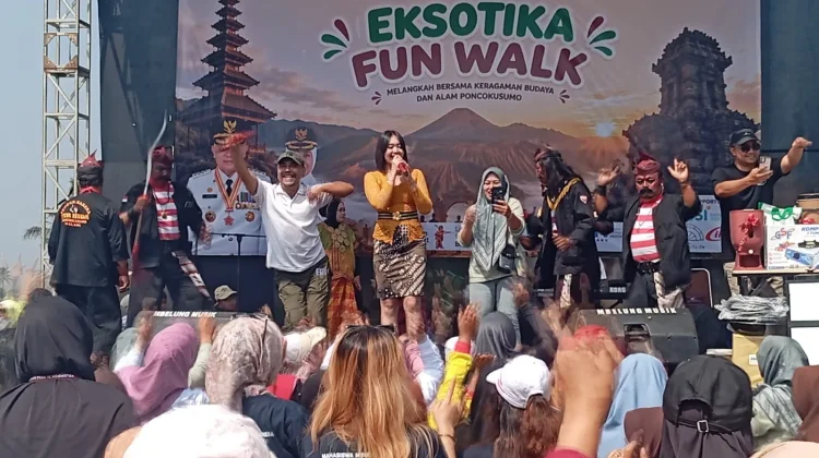 Mbah Demin Sapa Ribuan Warga di Exotika Fun Walk