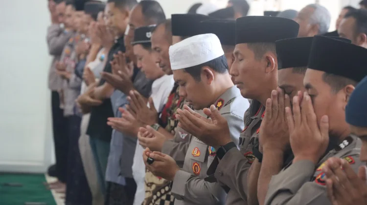 Polres Pasuruan Gelar Sholat Ghaib untuk Korban Laka Pandaan