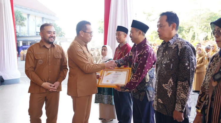 Wali Kota Batu Serahkan Penghargaan Purna Tugas kepada ASN