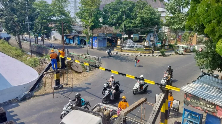 Portal Jembatan Ditabrak, KAI Ingatkan Pengemudi Utamakan Keselamatan