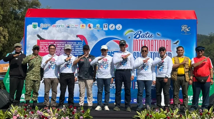 Sensasi Fun Fly Berkostum Unik Warnai Batu International Sport Tourism Festival