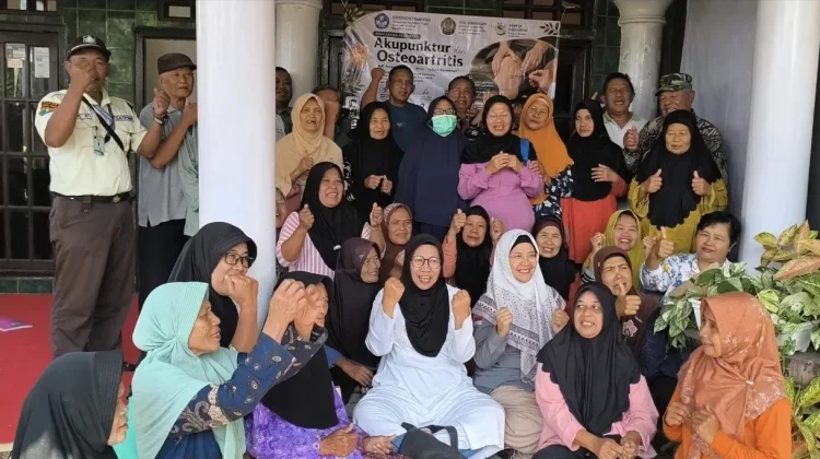 ITSK RS Soepraoen Beri Terapi Akupunktur Gratis untuk Lansia