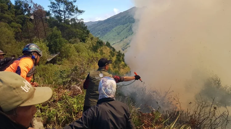 Tim Gabungan Perkuat Upaya Pemadaman Karhutla di Bukit Jantur