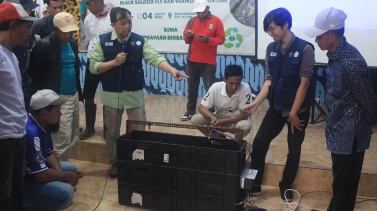Tim Hibah BIMA UB Latih Warga Kelola Sampah Organik Berbasis BSF