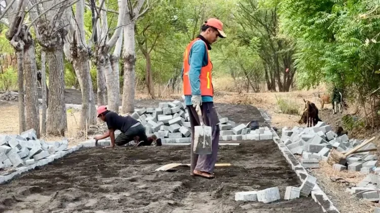 Belasan Tahun Rusak, Jalan Poros di Desa Watuprapat Nguling, Kini Dibangun Kembali
