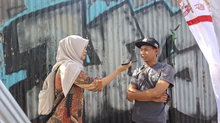 Penjual Bendera Musiman Mulai Marak di Kota Malang