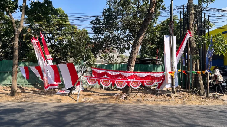 Pedagang Bendera Musiman Hadapi Persaingan dengan Penjualan Online