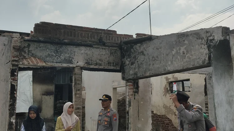 Polisi Kesamben Bantu Korban Kebakaran, Bersihkan Puing Rumah