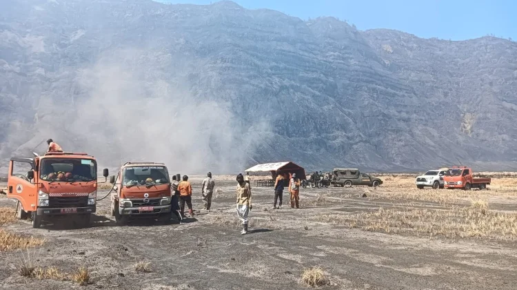 Karhutla Bromo Capai 742 Hektare, Water Bombing Terkendala Kabut dan Asap
