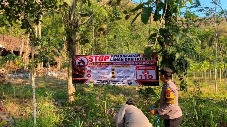 Cegah Karhutla, Polisi Pasang Banner di Lereng Gunung Pegat