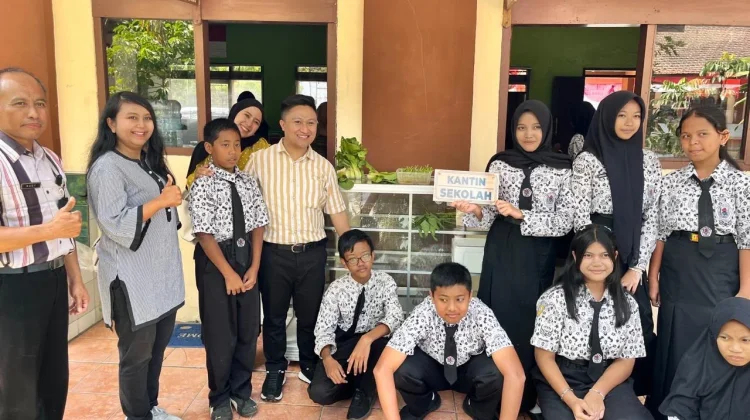 Dorong Kewirausahaan, Dosen UNITRI-UIBU Kembangkan Aquaponik di SMP Sriwedari