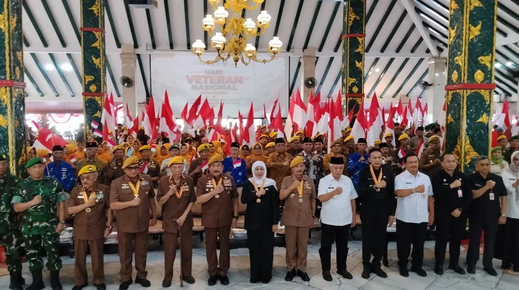 Gubernur Jatim Khofifah Indar Parawansa Terima Bintang Veteran di Pendopo Malang