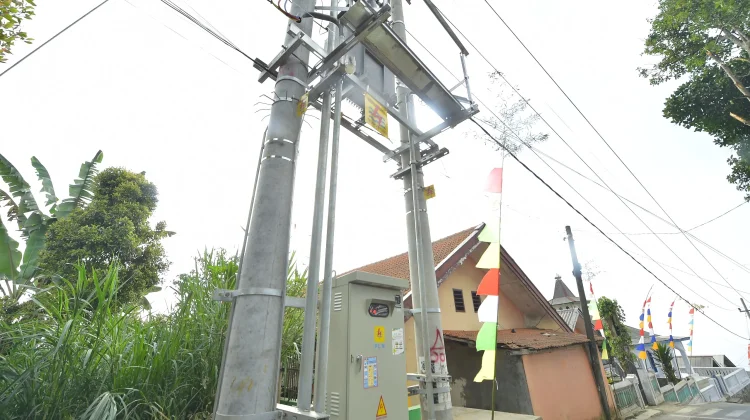 Puluhan Tahun Gelap, Dusun Wonokoyo Pasuruan Akhirnya Nikmati Listrik PLN