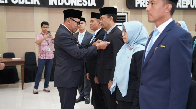 Wali Kota Batu Sematkan Satyalancana Karya Satya kepada 94 ASN