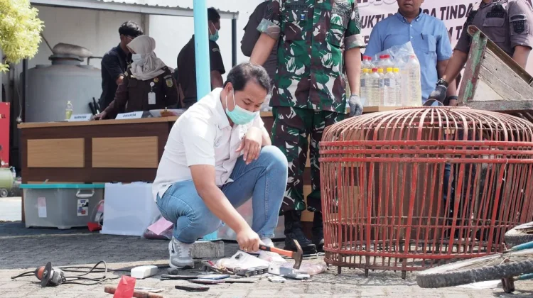 Kejari Blitar Musnahkan Barang Bukti dari 96 Perkara