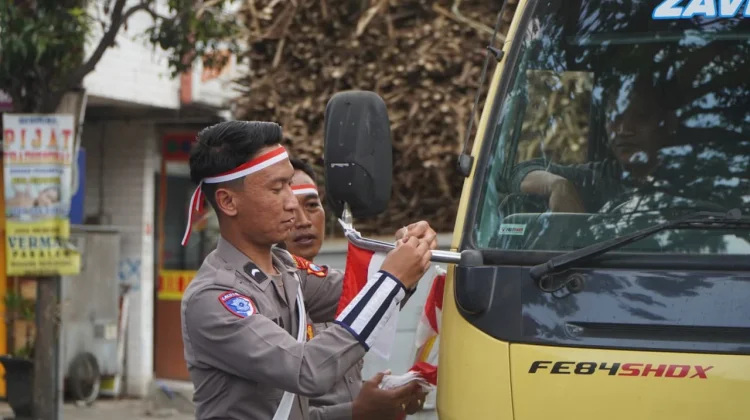 Semarak HUT RI, Polres Malang Pasangkan Bendera Merah Putih di Kendaraan Warga