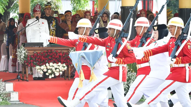 Pimpin Upacara Kemerdekaan RI ke 87. Bupati Rusdi Kenakan Pakaian Khas Kalsel