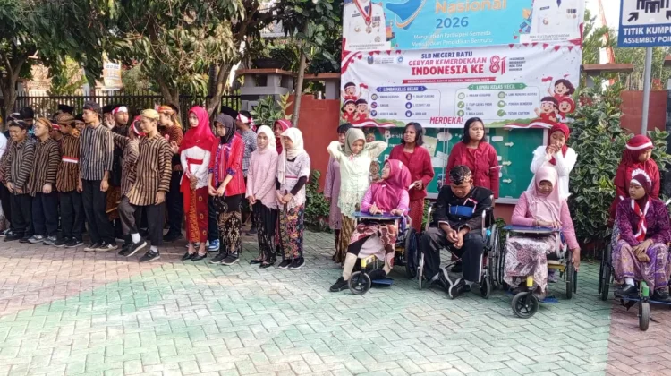 Semangat HUT RI ke-81, Murid SLB Negeri Kota Batu Ikuti Upacara