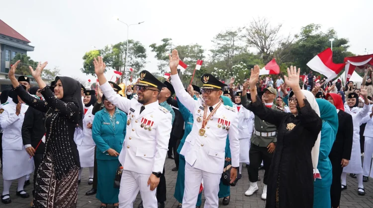Upacara Usai, Wali Kota Batu Rayakan Kemerdekaan Bersama Paskibraka dan Pelajar