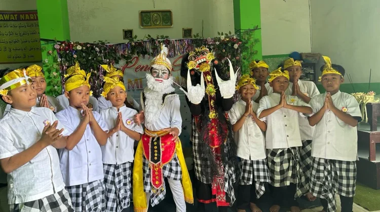UMKM Perswaan Baju Adat & Profesi Raup Berkah dari Semarak HUT RI Ke-81