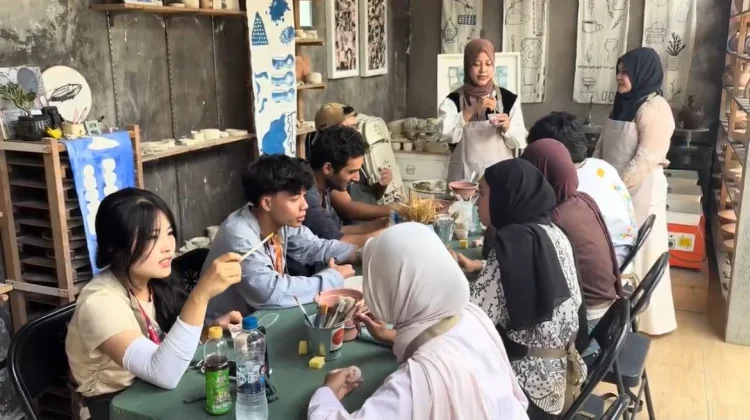 Mahasiswa Internasional Belajar Kerajinan Keramik di UMKM Matahati Batu