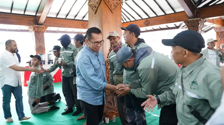 Petugas Kebersihan Tak Kenal Libur, Wali Kota Batu Beri Apresiasi