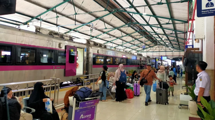 Libur Maulid, Puluhan Ribu Penumpang Padati KAI Daop 7