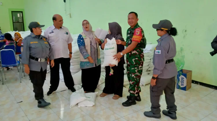 Warga Kota Malang Terima Bantuan 30 Kg Beras