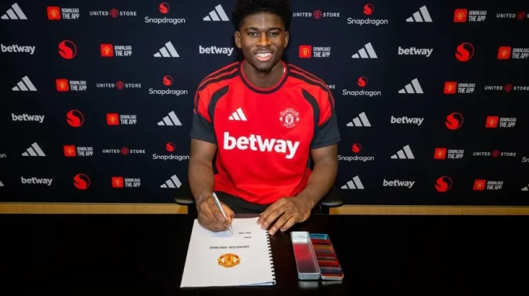 Baleba Resmi Berkostum Manchester United