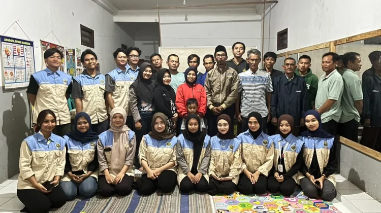 Atasi Limbah Ternak, Mahasiswa KKN MAs Kelompok 26 Ubah Kotoran Sapi Menjadi Briket