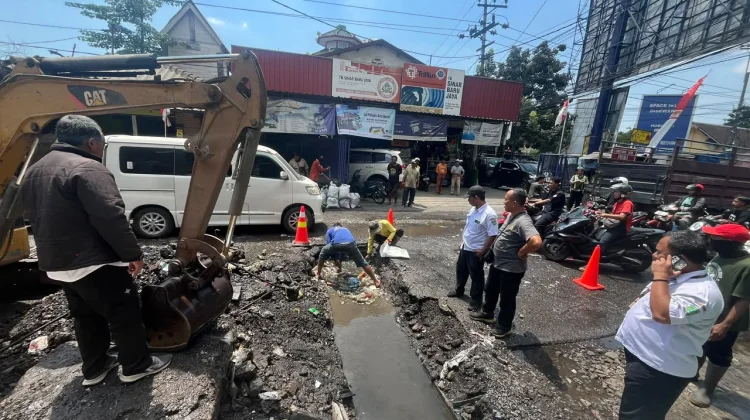 Gorong-Gorong di Perempatan Petungasri Pandaan Ambles