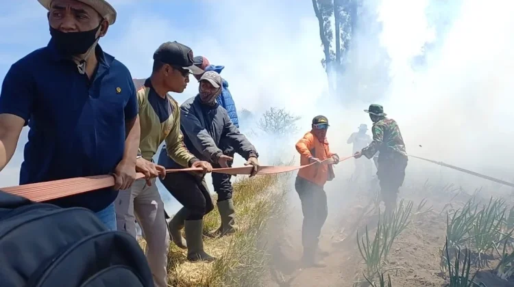 Pemadaman di Cemoro Lawang Terkendala Air dan Tebing Curam