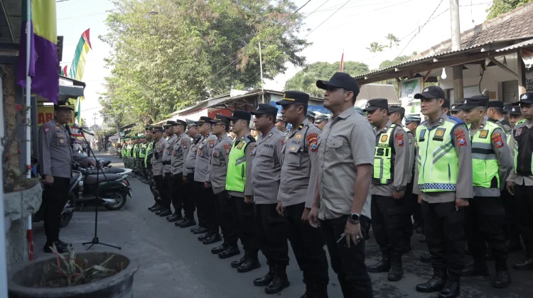 Polres Blitar Amankan Tradisi Siraman Gong Kyai Pradah