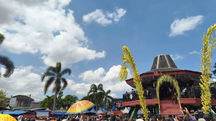Berburu Air Siraman Gong Kiai Pradah, Warga Datang sejak Pagi
