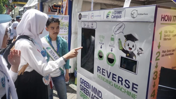 Belasan Ribu Mahasiswa Baru UB Diajak Biasakan Pilah Sampah dengan RVM
