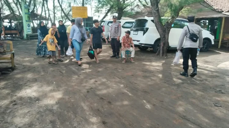 Polsek Panggungrejo Patroli Pantai Serang, Wisatawan Dihimbau Waspada