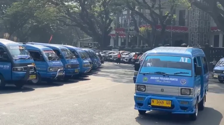 Hari Pertama, Angkot Pelajar Belum Maksimal