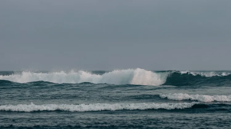 Gelombang Laut Malang Selatan Capai 2,5 Meter, Wisatawan dan Nelayan Diminta Waspad
