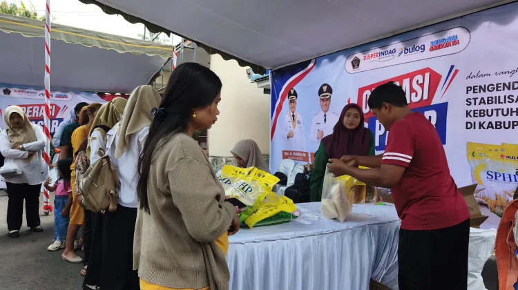 Operasi Pasar Murah di Wlingi Diserbu Warga, Beras Dijual Murah