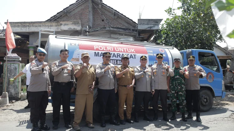 Kemarau Melanda, Polres Blitar Kirim 20 Ribu Liter Air
